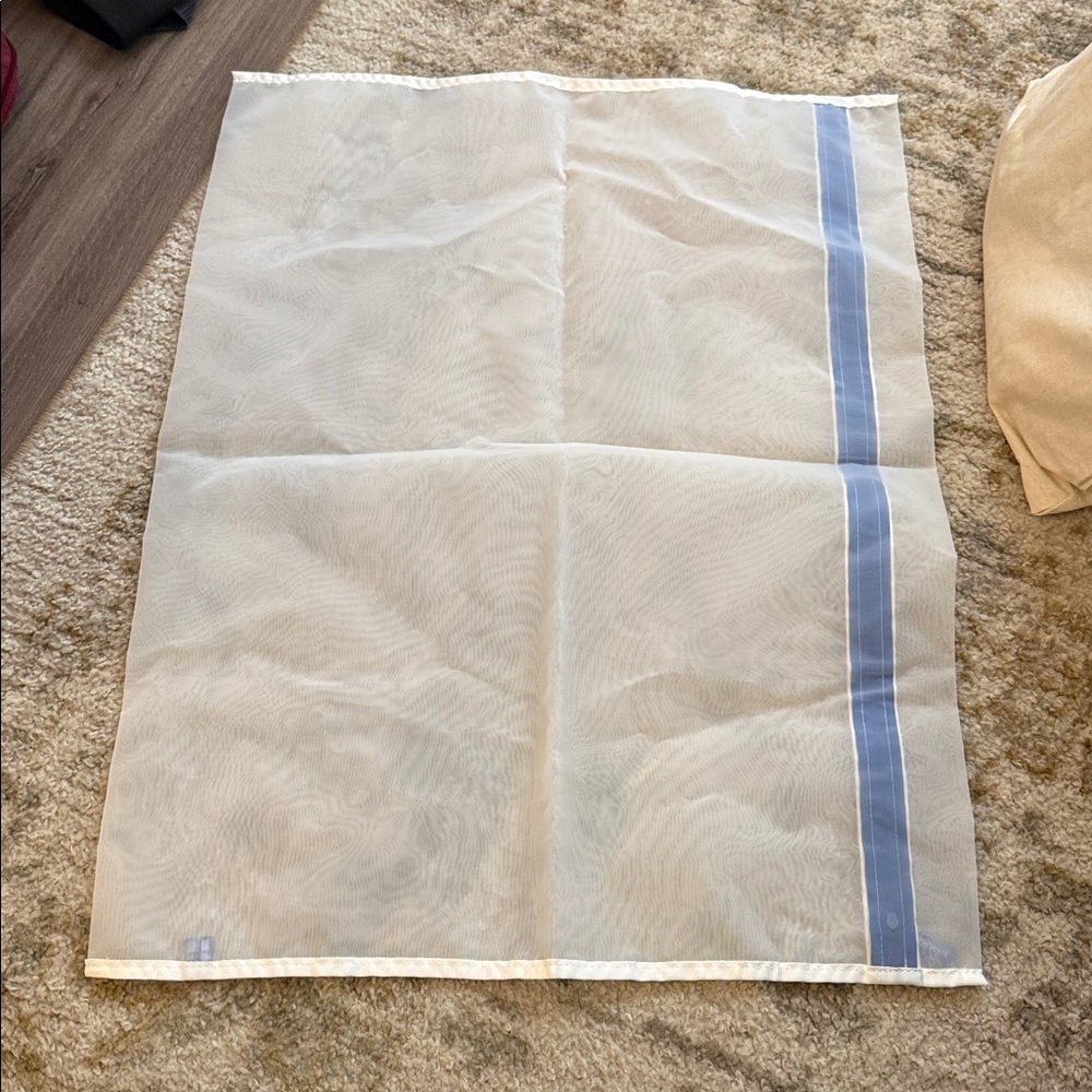 NEW Rothy’s The Easy Wash Bag Rothys Zip Mesh Laundry Bag - Picture 4 of 4